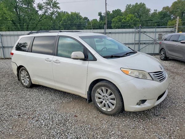 2013 TOYOTA SIENNA