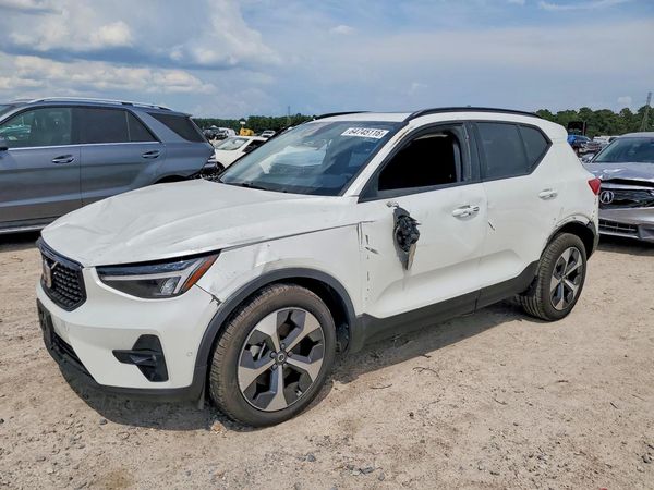 2026 VOLVO XC40