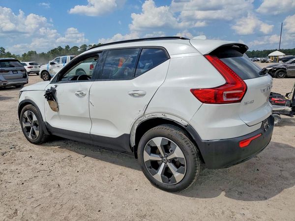 2026 VOLVO XC40