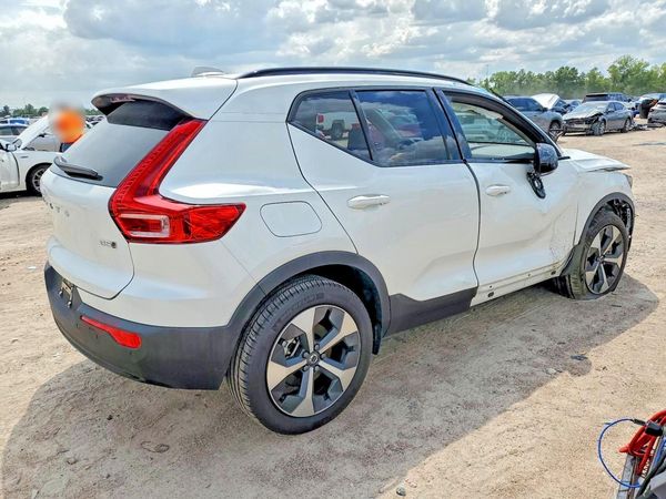 2026 VOLVO XC40