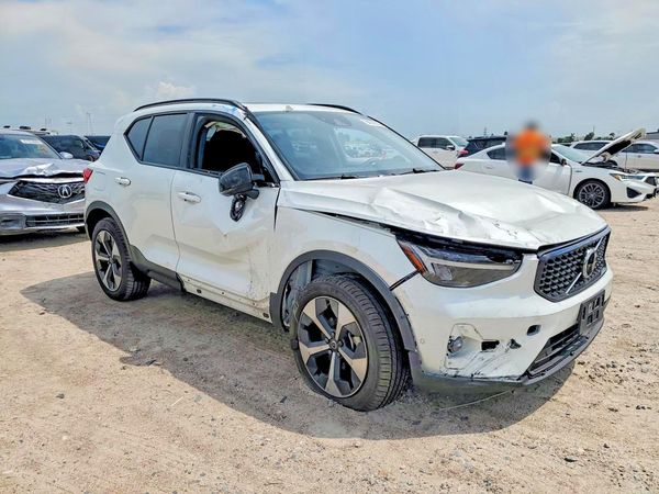 2026 VOLVO XC40