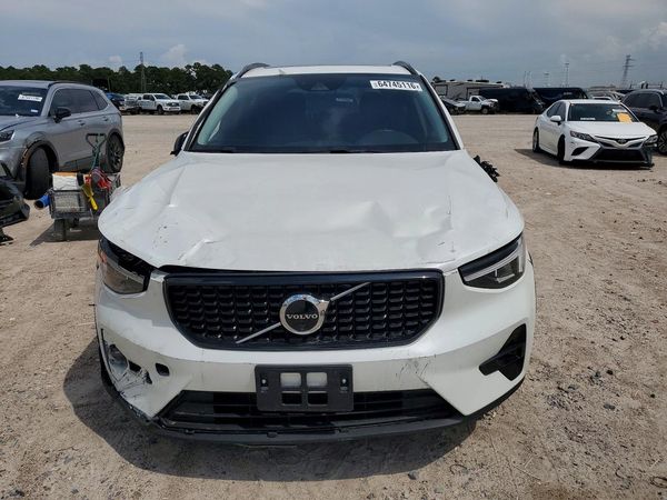 2026 VOLVO XC40