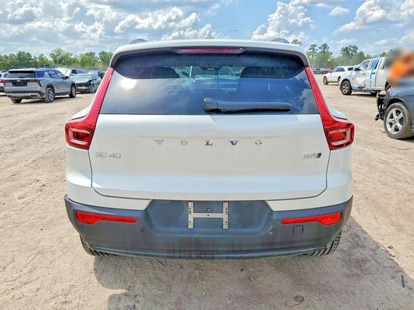 2026 VOLVO XC40