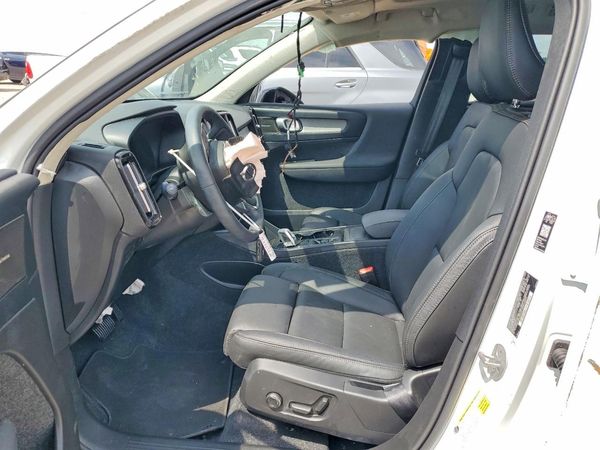 2026 VOLVO XC40
