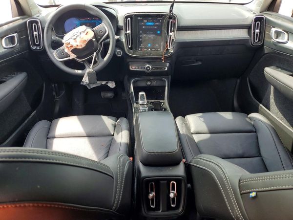 2026 VOLVO XC40