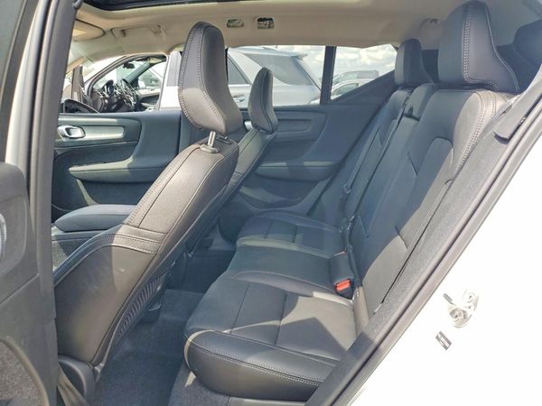 2026 VOLVO XC40