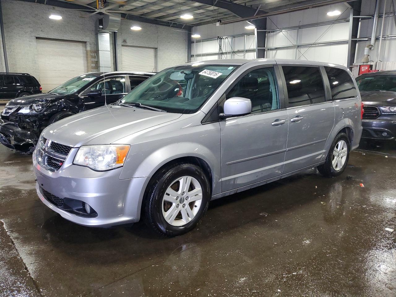 2013 DODGE CARAVAN Crew — Front 3/4