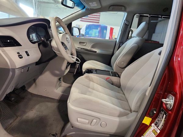 2012 TOYOTA SIENNA