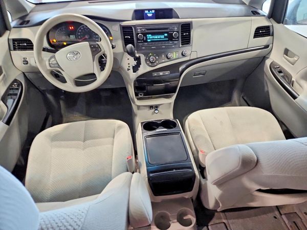 2012 TOYOTA SIENNA