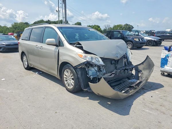2015 TOYOTA SIENNA