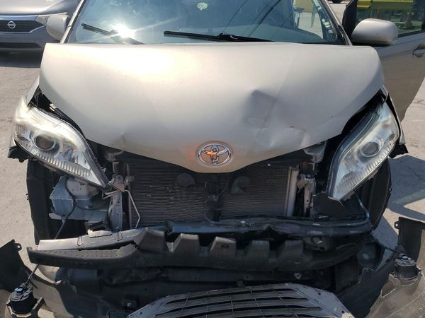 2015 TOYOTA SIENNA