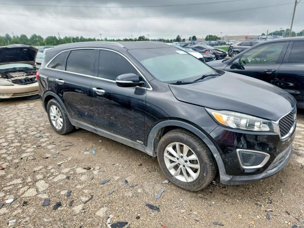 2017 KIA SORENTO L, LX — Passenger 3/4