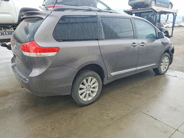 2014 TOYOTA SIENNA