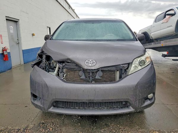 2014 TOYOTA SIENNA