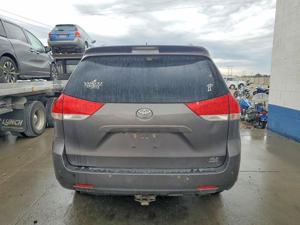 2014 TOYOTA SIENNA