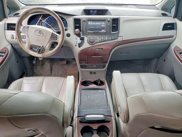 2014 TOYOTA SIENNA