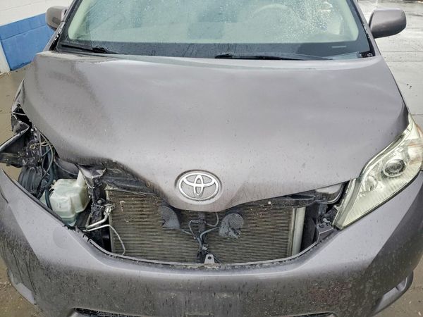 2014 TOYOTA SIENNA
