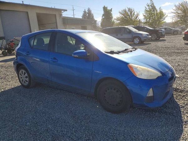 2013 TOYOTA PRIUS — Passenger 3/4