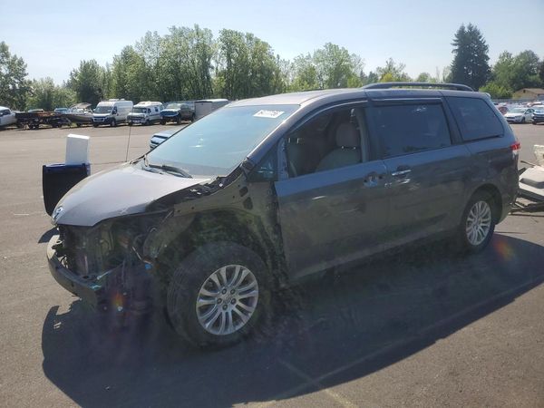 2014 TOYOTA SIENNA