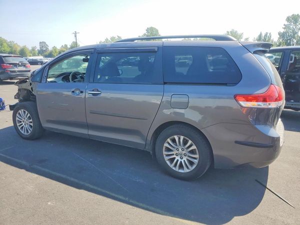 2014 TOYOTA SIENNA