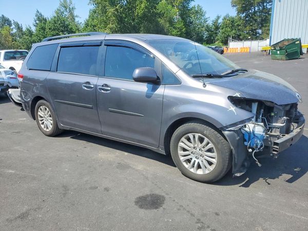 2014 TOYOTA SIENNA