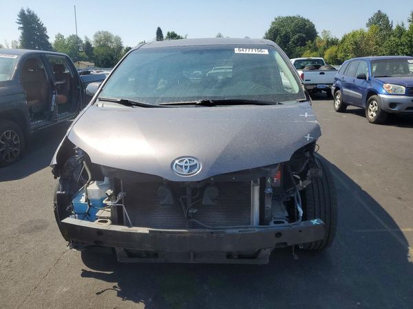 2014 TOYOTA SIENNA
