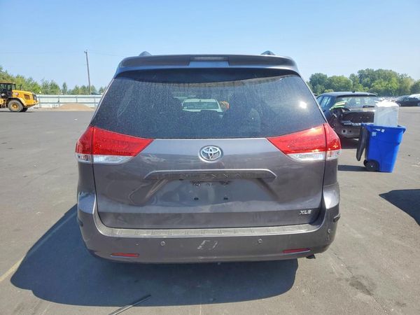 2014 TOYOTA SIENNA