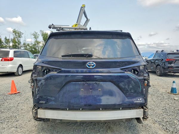 2024 TOYOTA SIENNA LE