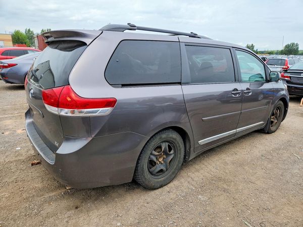 2013 TOYOTA SIENNA