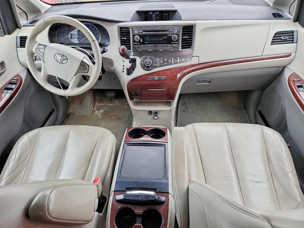 2013 TOYOTA SIENNA
