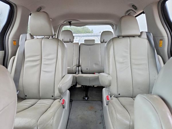 2013 TOYOTA SIENNA