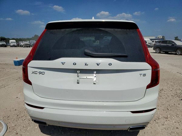 2020 VOLVO XC90 Momentum