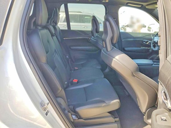 2020 VOLVO XC90 Momentum