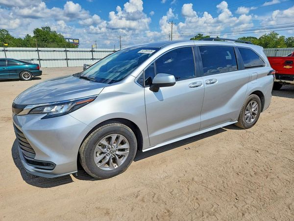 2022 TOYOTA SIENNA LE