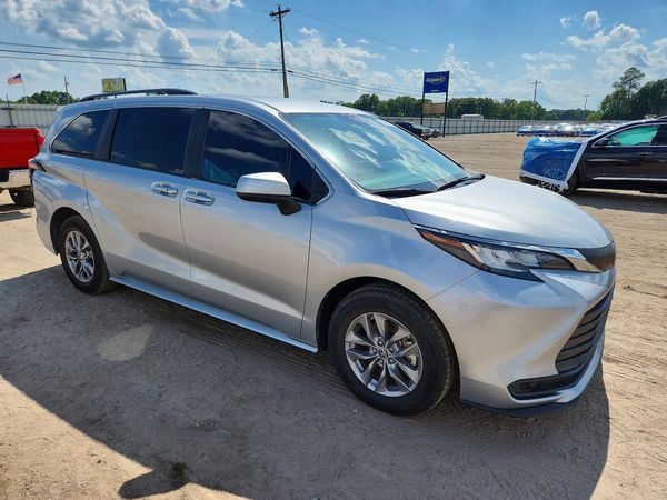2022 TOYOTA SIENNA LE