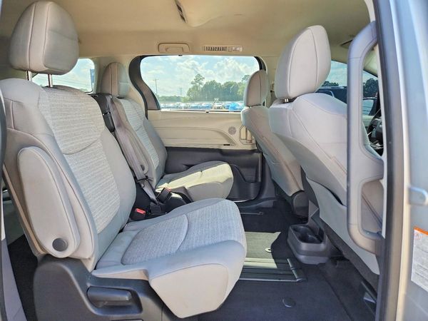 2022 TOYOTA SIENNA LE