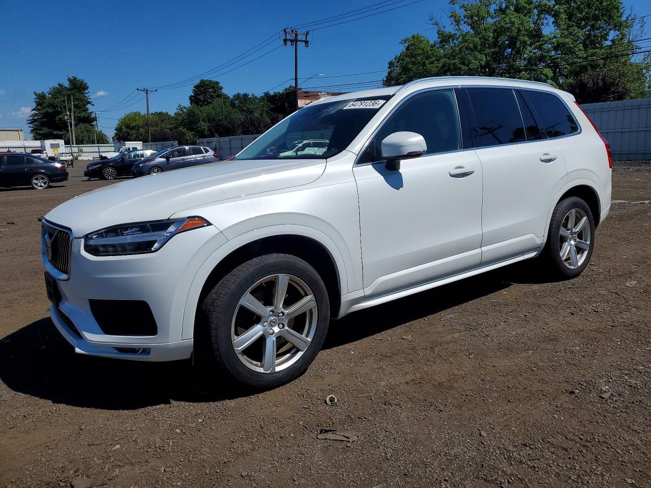 2020 VOLVO XC90 Momentum — Front 3/4