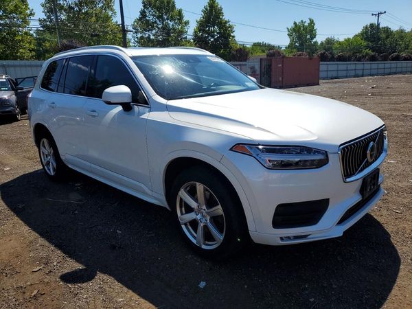 2020 VOLVO XC90 Momentum — Passenger 3/4