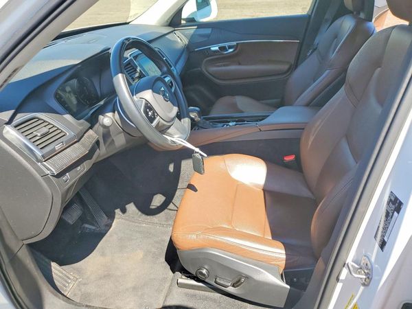 2020 VOLVO XC90 Momentum — DENT