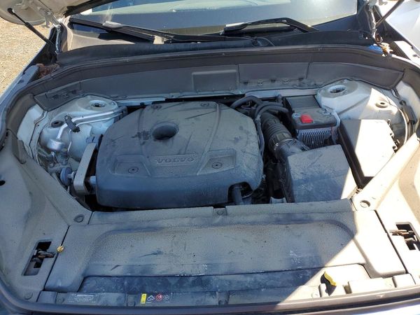 2020 VOLVO XC90 Momentum — Engine bay