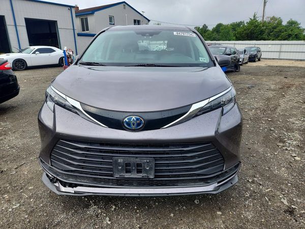 2024 TOYOTA SIENNA LE