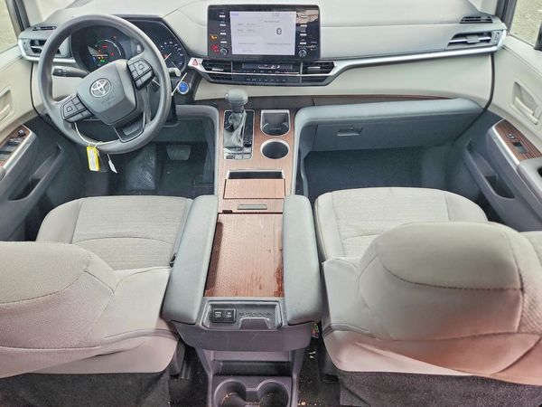 2024 TOYOTA SIENNA LE