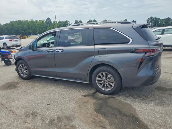2025 TOYOTA SIENNA XLE