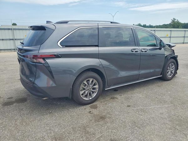 2025 TOYOTA SIENNA XLE