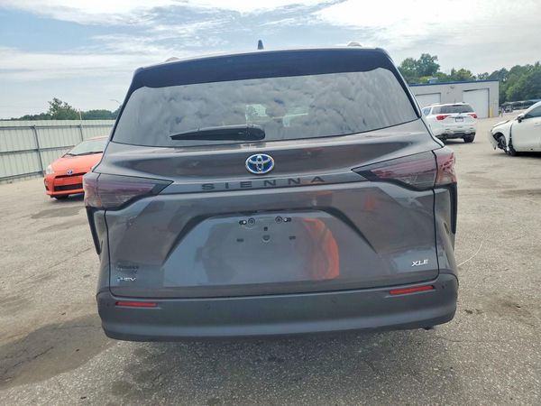 2025 TOYOTA SIENNA XLE