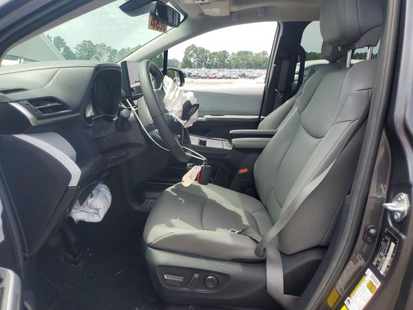 2025 TOYOTA SIENNA XLE