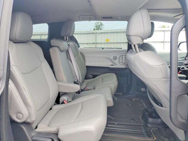 2025 TOYOTA SIENNA XLE