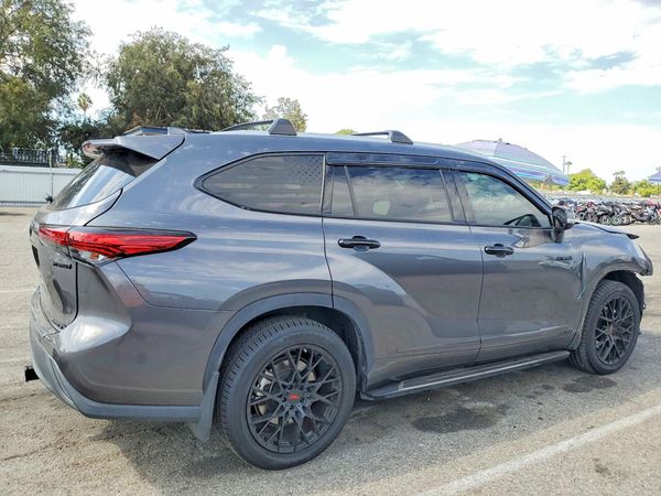 2022 TOYOTA HIGHLANDER XLE