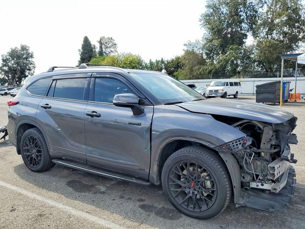 2022 TOYOTA HIGHLANDER XLE