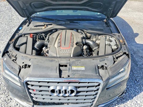 2014 AUDI S8 — Engine bay